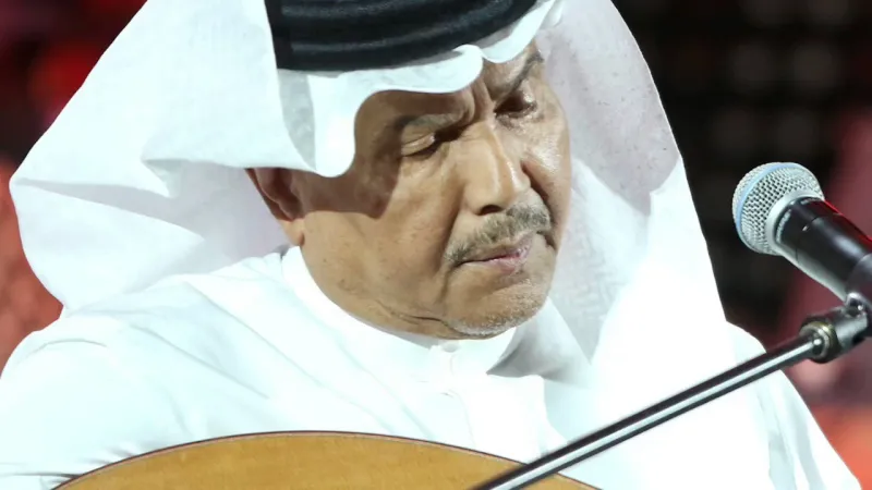 وسط أجواء حماسية.. محمد عبده يشعل حفل لندن بأشهر أغانيه (فيديو)