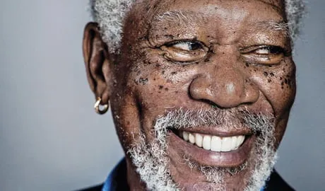 لماذا يصر «مورغان فريمان» على ارتداء أقراط الأذن؟ وما علاقتها بوفاته؟