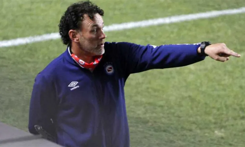 لقطة طريفة... مدرب يستجيب لمشجع فريقه ويجري تبديلاً للاعب! (فيديو)