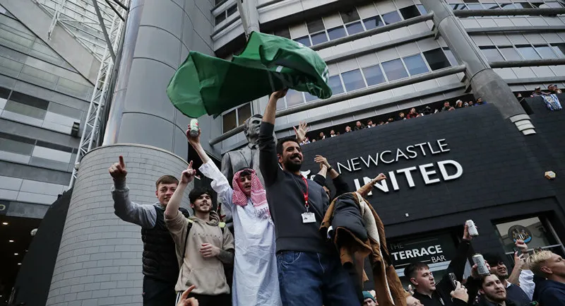 التايمز البريطانية: السعوديون يعيدون بناء نادي نيوكاسل من جديد