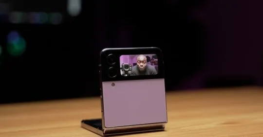 سامسونغ تطور هاتفًا جديدًا بشاشة مزدوجة