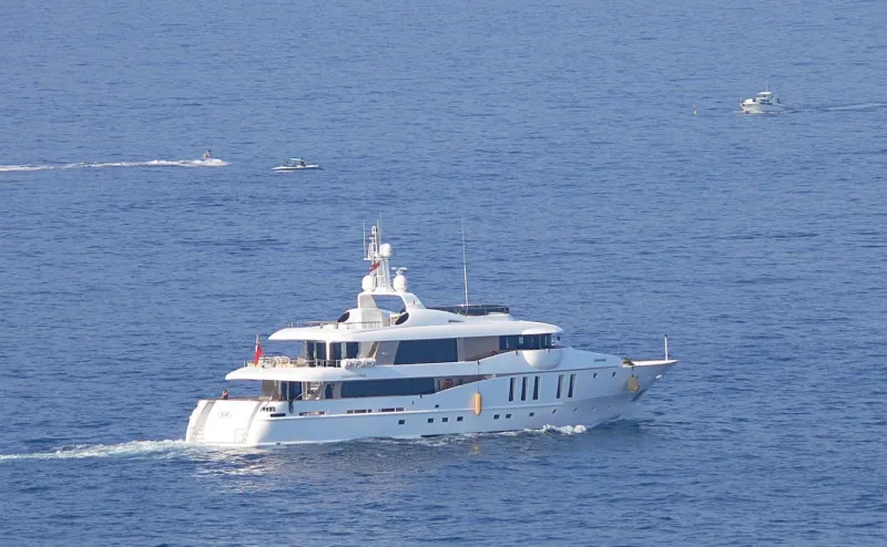 لحظة درامية لغرق يخت فاخر في إيطاليا (فيديو) 