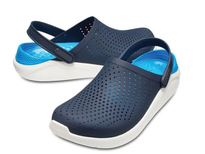  أفكار لتنسيق أحذية كروكس في صيف 2022