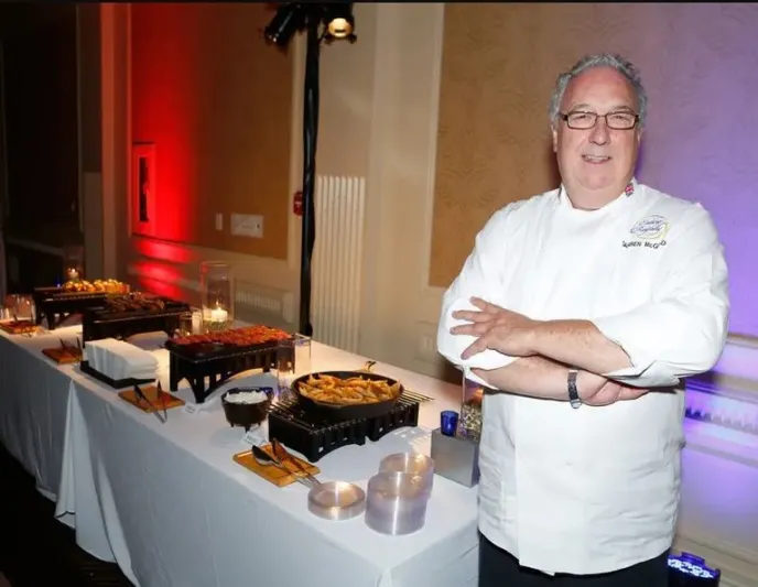 رئيس طهاة ملكة بريطانيا: الويل لمن يقدم طبقًا من التوت للملكة