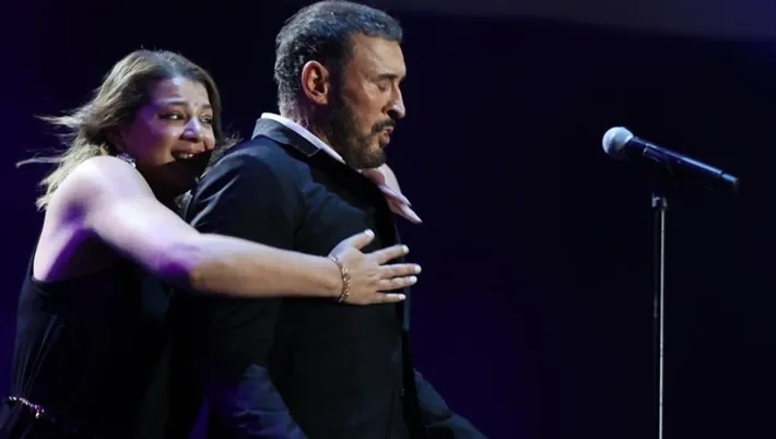  معجبة تقتحم مسرح كاظم الساهر.. وإشادة واسعة برد فعل القيصر (فيديو)