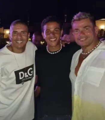  أصبح شابًّا وسيمًا... عمرو دياب مع ابنه عبدالله في أحدث ظهور له (صور)