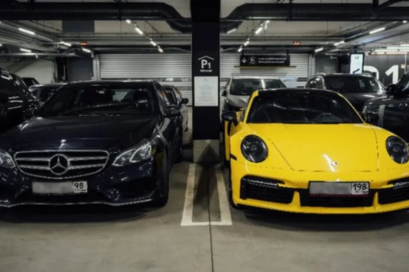 مطار عاصمة فنلندا يمتلئ بالسيارات الفارهة.. فما القصة؟ (فيديو) 