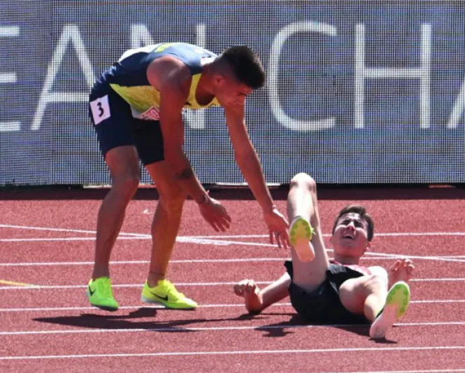 خسر السباق وفاز بقلوب الملايين.. رياضي يضحي بالسباق لإنقاذ منافسه (فيديو)