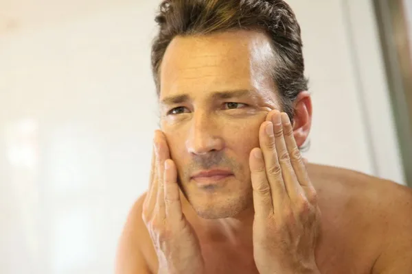  لشباب دائم.. أطعمة تحمي الرجل من تجاعيد البشرة