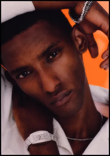 «MR PORTER» يُطلق حملة «BRIGHT FUTURE» الجديدة للجواهر والساعات الفاخرة