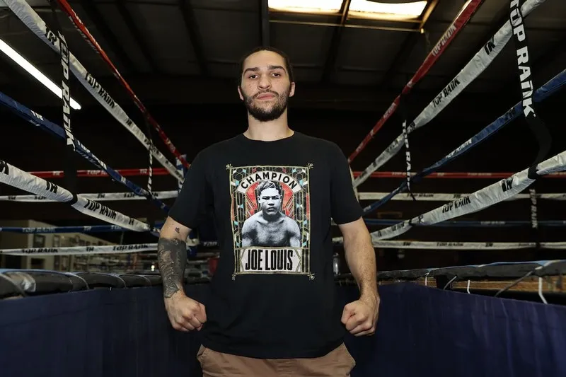 حفيد محمد علي كلاي يخوض نزالاً قويًّا أمام الملاكم «سانشيز»