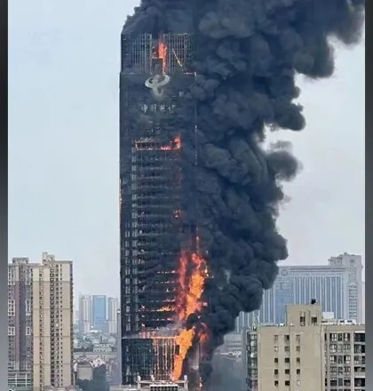 حريق مروع في ناطحة سحاب في الصين (فيديو)