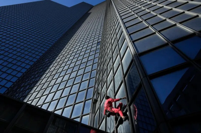 احتفالاً ببلوغه الـ 60 من عمره.. «الرجل العنكبوت الفرنسي» يتسلق ناطحة سحاب (فيديو)