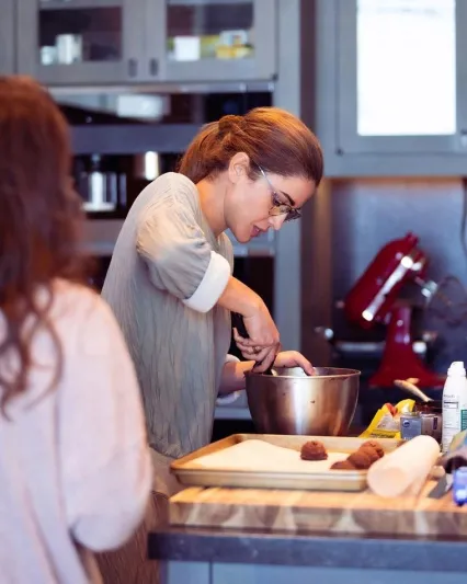 ولي عهد الأردن يحتفل بعيد الملكة رانيا بصورة في المطبخ