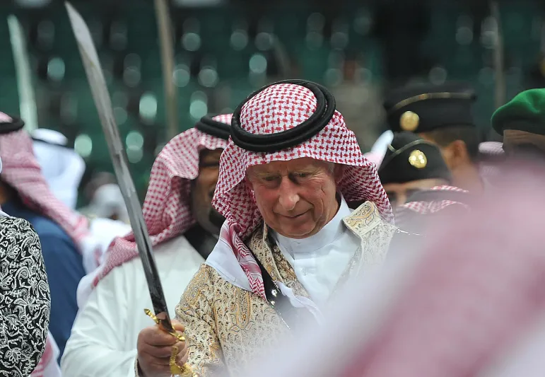 قبل أن يصبح ملكًا.. تشارلز يرقص العرضة بالشماغ والعقال