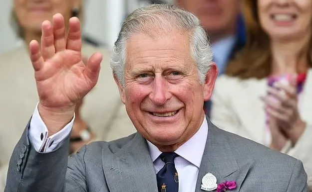 الملك تشارلز الثالث يسخر من «أصابع النقانق»