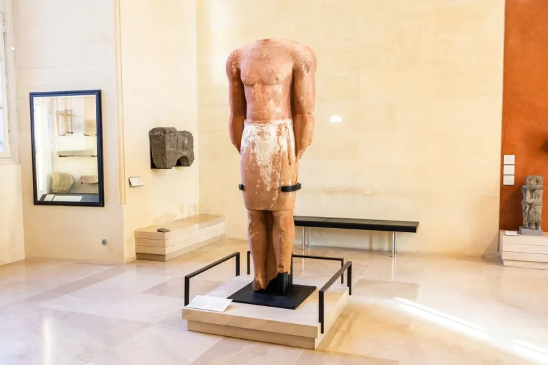 عرض تمثال "لحياني" من العلا في أروقة متحف اللوفر بباريس