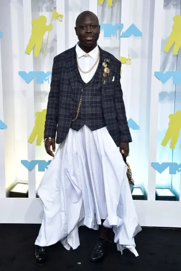 إطلالات رجالية غريبة جدًّا للمشاهير بحفل جوائز الأغاني المصورة 2022