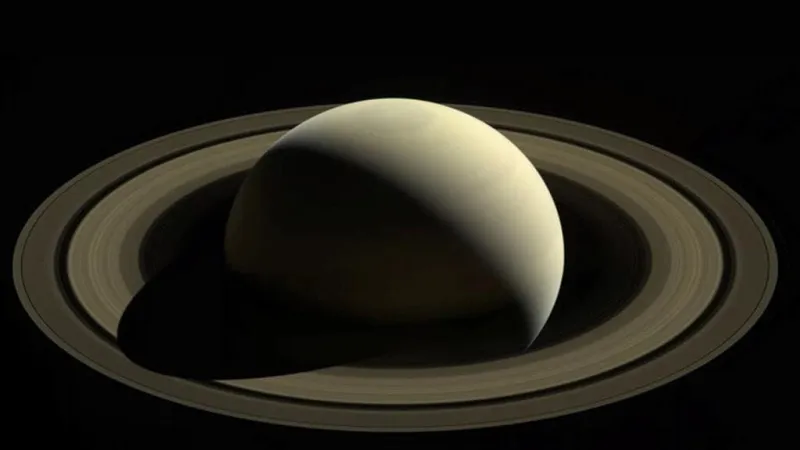 دراسة جديدة تكشف سر حلقات كوكب "زحل" التي حيرت العلماء