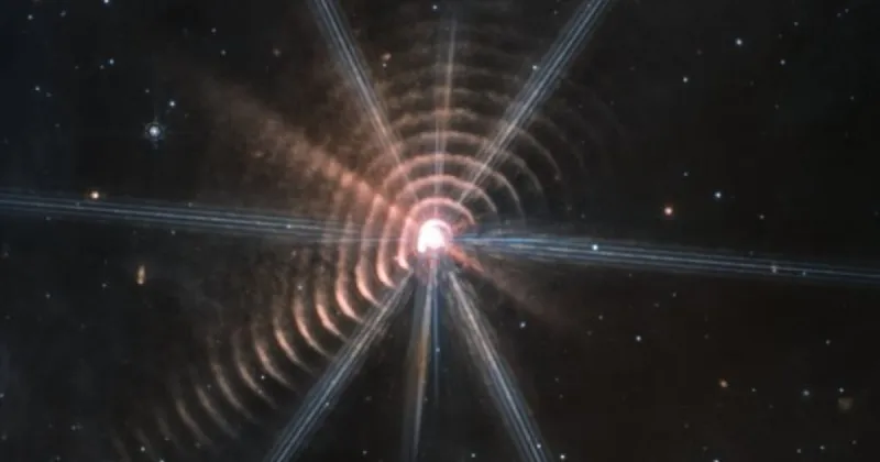 تلسكوب "جيمس ويب" يلتقط حلقات غريبة حول نجم بعيد