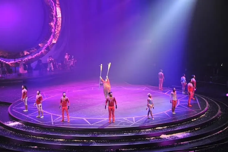 سيرك «دو سوليه» يحتفي باليوم الوطني السعودي "92" بعرض عالمي