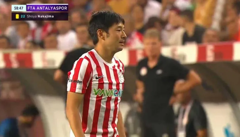 والدة "شويا ناكاجيما" تبكي عقب طرده من الملعب بعد 9 ثوانٍ فقط (فيديو)