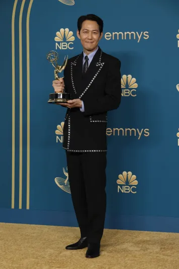 أفضل الإطلالات الرجالية في حفل توزيع جوائز الإيمي 2022 (صور)