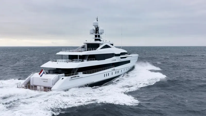 "لوزين" .. يخت فاخر بطابع بحري رقيق (صور)