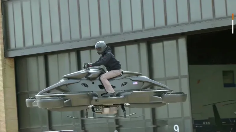 اختبار أول دراجة طائرة في العالم (فيديو)