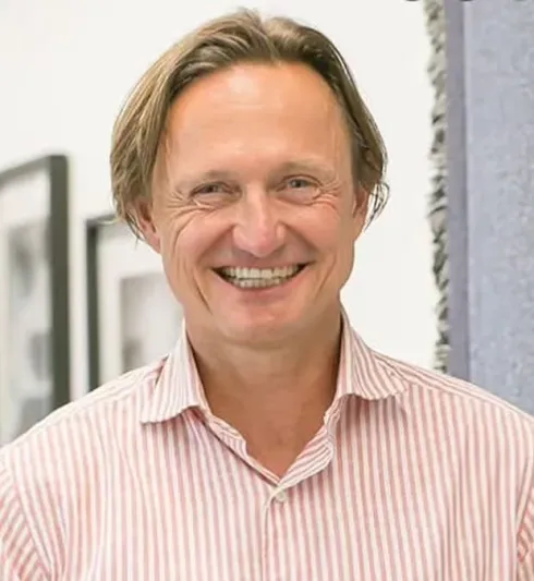 المليونير  البريطاني «هاكون أوفرلي» يترك زوجته وأطفاله بسبب لاجئة أوكرانية