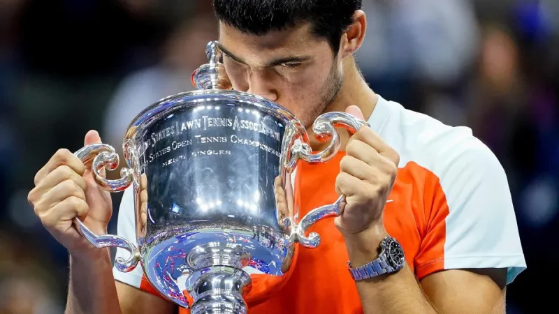 "ألكاراز" بساعة رولكس دايتونا خلال تسلمه كأس جراند سلام