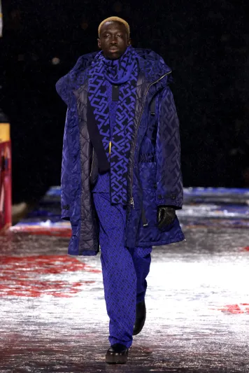 "تومي هيلفيغر" متمردة هذا الخريف.. وعرض أزياء تحت المطر