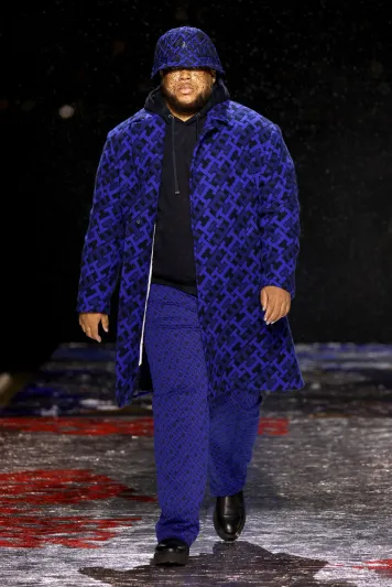 "تومي هيلفيغر" متمردة هذا الخريف.. وعرض أزياء تحت المطر