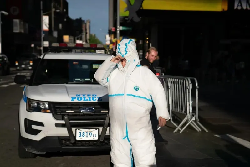 شاب صيني يرتدي 27 بدلة خوفًا من كورونا 