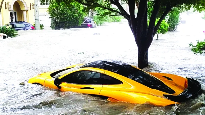 «إيان» يدمر سيارتين فاخرتين بملايين الدولارات