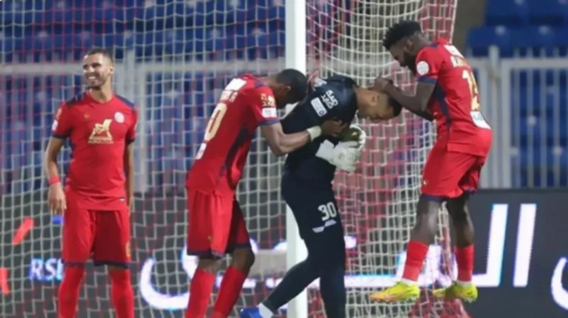 حارس مرمى جزائري يدخل تاريخ الدوري السعودي بهدف غريب (فيديو)