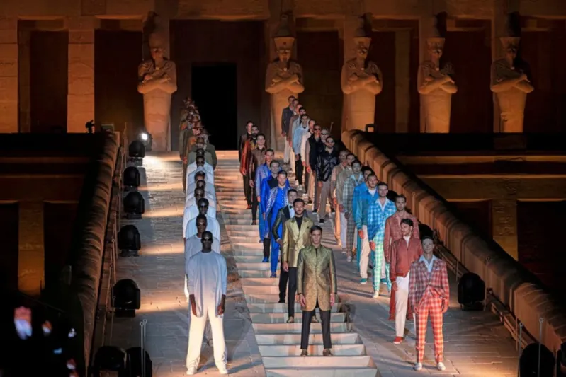 عرض أزياء من «ستيفانو ريتشي» للرجال بمعبد «حتشبسوت» الفرعوني