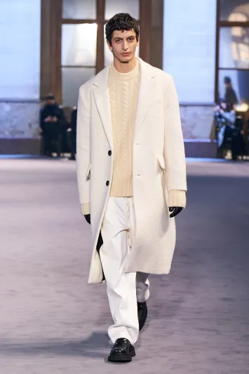 المعطف رفيقك الأنيق.. كيف تختاره بعناية؟