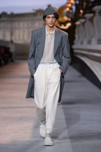 المعطف رفيقك الأنيق.. كيف تختاره بعناية؟