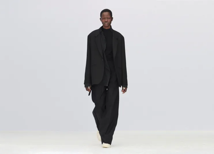 أناقتك بالأسود من قمة الرأس حتى أخمص القدمين