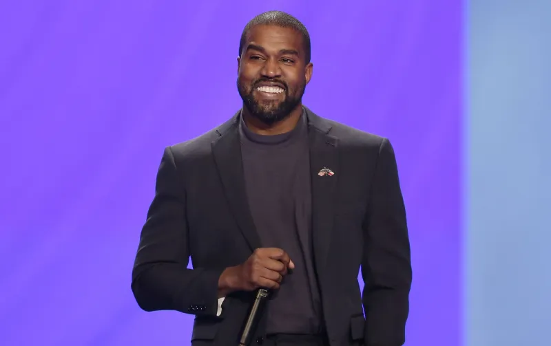 كاني ويست يثير جدلاً بصندل مرصع بالجواهر