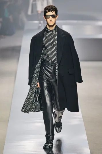 المعطف رفيقك الأنيق.. كيف تختاره بعناية؟