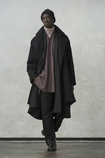 المعطف رفيقك الأنيق.. كيف تختاره بعناية؟