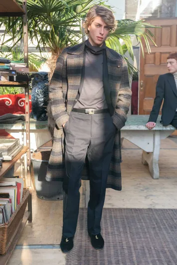 المعطف رفيقك الأنيق.. كيف تختاره بعناية؟