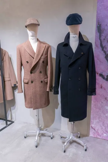 المعطف رفيقك الأنيق.. كيف تختاره بعناية؟