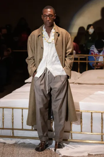 المعطف رفيقك الأنيق.. كيف تختاره بعناية؟