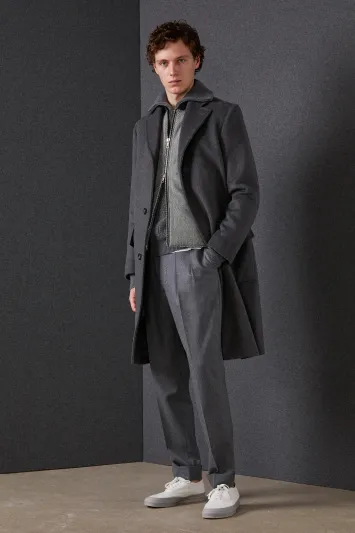 المعطف رفيقك الأنيق.. كيف تختاره بعناية؟