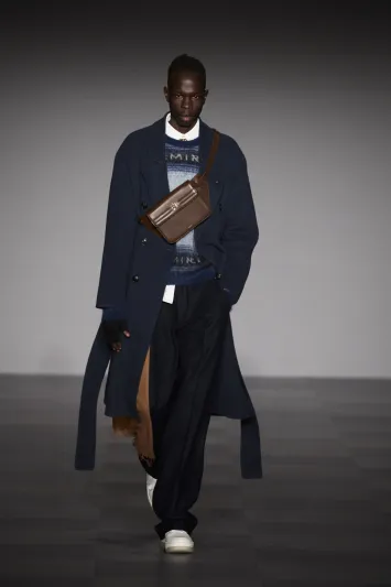 المعطف رفيقك الأنيق.. كيف تختاره بعناية؟