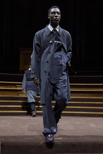 المعطف رفيقك الأنيق.. كيف تختاره بعناية؟