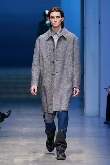 المعطف رفيقك الأنيق.. كيف تختاره بعناية؟